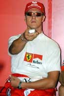Michael Schumacher ze spokojem obserwuje rywali na monitorze