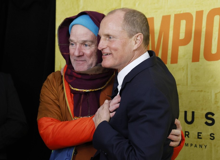 Michael Stipe i Woody Harrelson. To ten drugi aktor miał zagrać w "Białym Lotosie" /JOHN ANGELILLO /PAP/Newscom