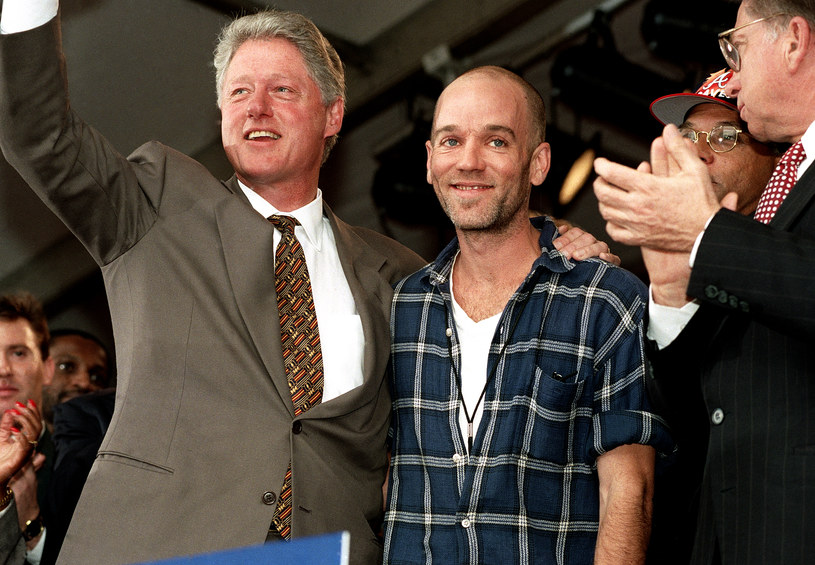 Michael Stipe z prezydentem Billem Clintonem w 1996 r. /Rick Diamond /Getty Images