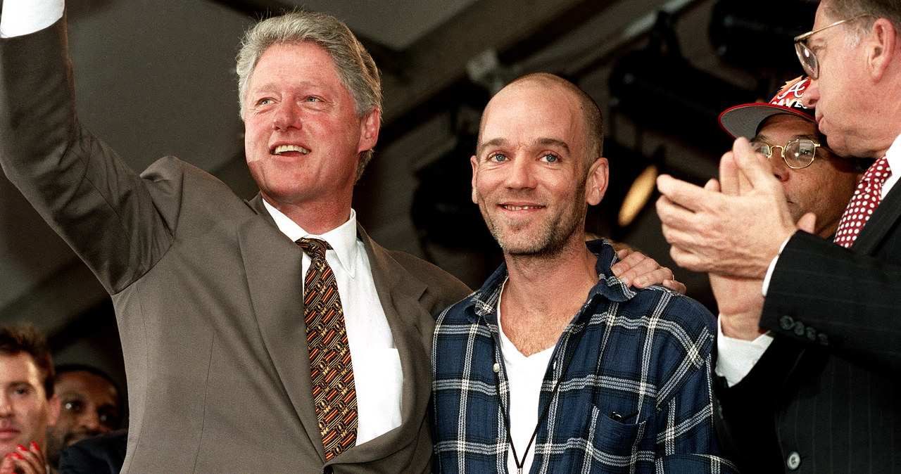 Michael Stipe z prezydentem Billem Clintonem w 1996 r. /Rick Diamond /Getty Images