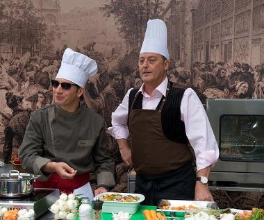 Michaël Youn i Jean Reno w scenie z filmu "Faceci od kuchni"