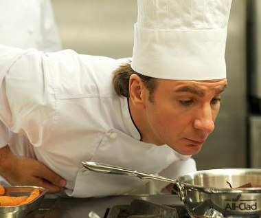 Michaël Youn w scenie z filmu "Faceci od kuchni"