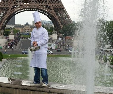 Michaël Youn w scenie z filmu "Faceci od kuchni"