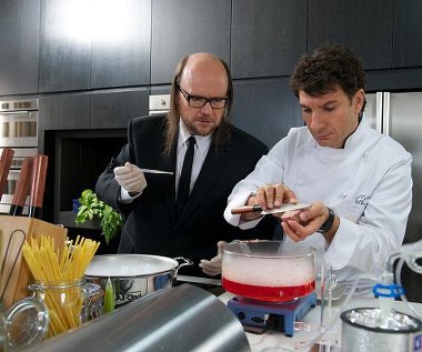 Michaël Youn w scenie z filmu "Faceci od kuchni"