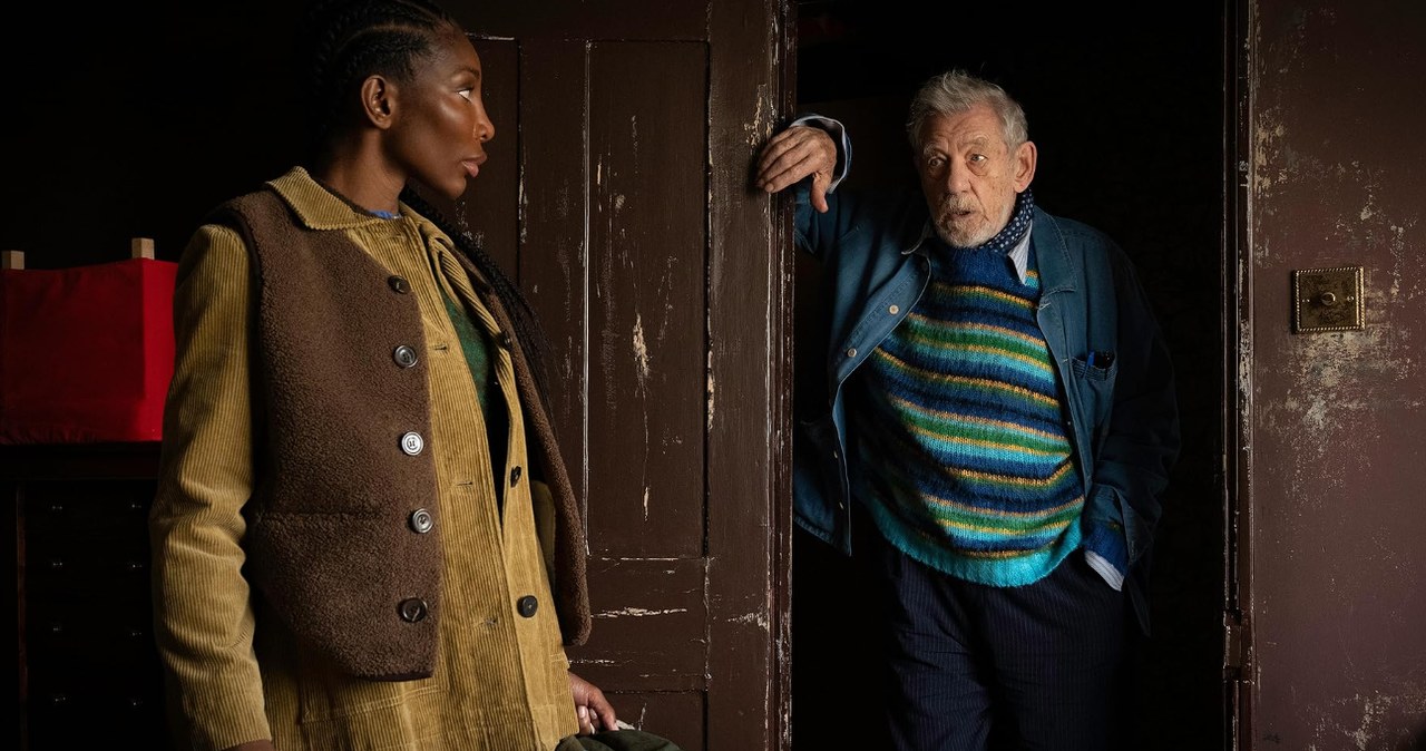 Michaela Coel i Ian McKellen w filmie "The Christophers" /materiały prasowe