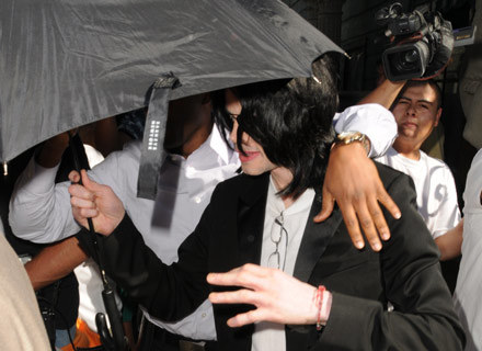 Michaelowi Jacksonowi przez całą karierę towarzyszy wianuszek paparazzi /Agencja FORUM