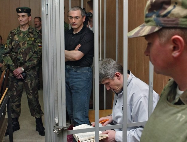 Michaił Chodorkowski i Płaton Lebiediew podczas procesu w Moskwie /Sergei Ilnitsky /PAP/EPA