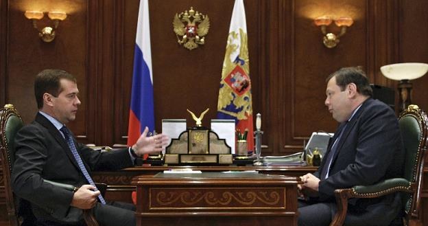 Michaił Fridman, biznesman rodem ze Lwowa (P) i premier Rosji Dmitri Miedwiediew /AFP
