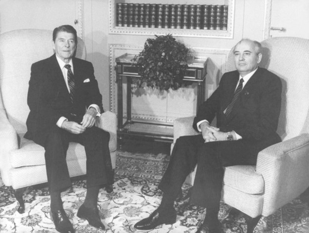 Michaił Gorbaczow podczas spotkania z prezydentem USA Ronaldem Reaganem w 1985 r. /STR /PAP/EPA