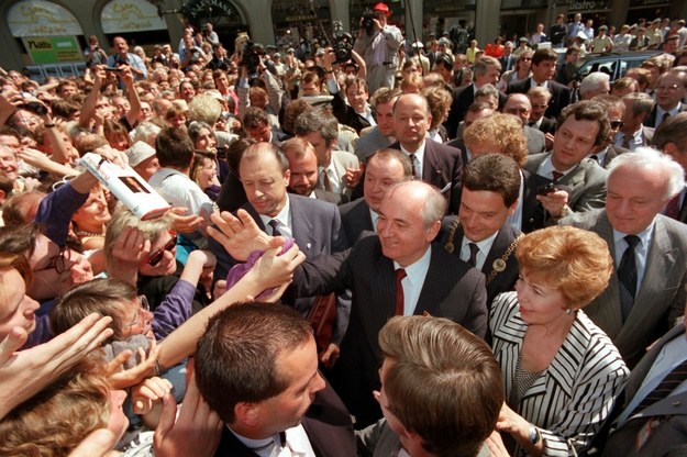 Michaił Gorbaczow z żoną Raisą w Bonn w 1989 r. /Frank Kleefeldt /PAP/EPA