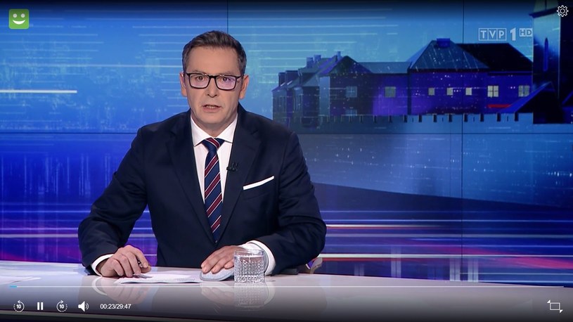 Michał Adamczyk zakrywał zagipsowaną rękę na wizji /wiadomosci.tvp.pl/ /materiał zewnętrzny