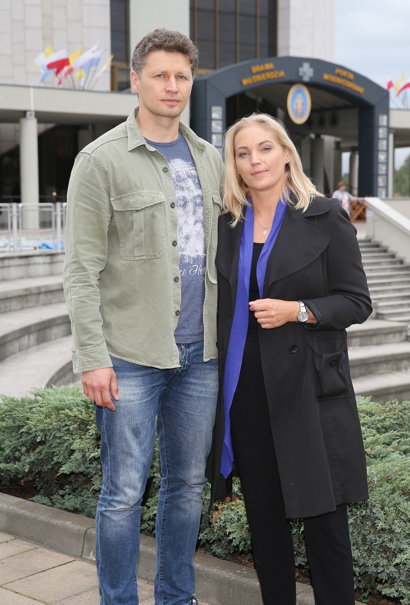 Michał i Dominika przed sanktuarium w Łagiewnikach /Damian Klamka /East News