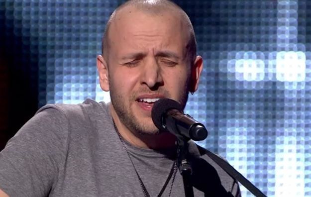 Michał Jabłoński podczas występu w "The Voice Of Poland" /