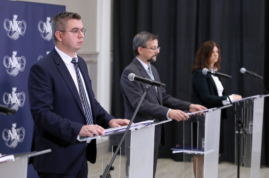 Michał Jędrzejczyk, Tomasz Sordyl i Barbara Komar z NIK na konferencji dot. Funduszu Sprawiedliwości /Tomasz Gzell /PAP