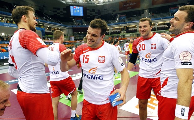 Michał Jurecki, MVP meczu ze Szwecją w 1/8 finału, cieszy się z kolegami z drużyny ze zwycięstwa /FEHIM DEMIR /PAP/EPA