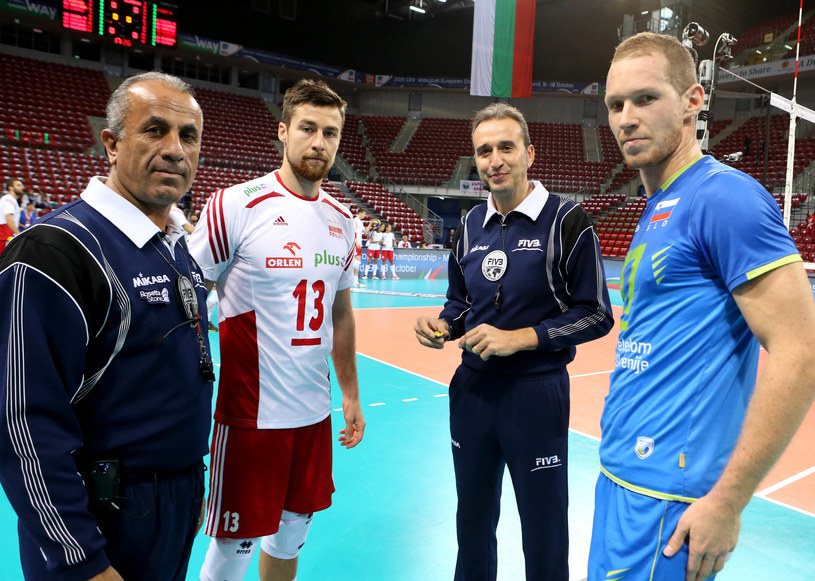 Michał Kubiak (2. z lewej) przed meczem ze Słowenią. 1. z prawej kapitan Słowenii - Tine Urnaut. /Informacja prasowa
