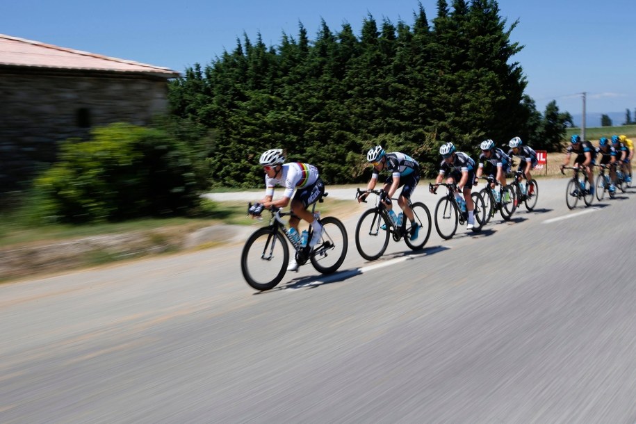 Michał Kwiatkowski na czele peletonu w czasie 16. etapu Tour de France /YOAN VALAT  /PAP/EPA