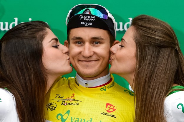 Michał Kwiatkowski po zwycięstwie w prologu wyścigu Tour de Romandie /JEAN-CHRISTOPHE BOTT /PAP/EPA