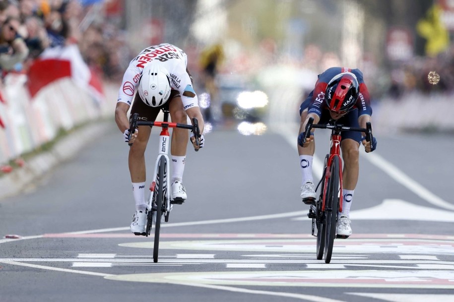 Michał Kwiatkowski (z lewej) i Benoit Cosnefroy (z prawej) /MARCEL VAN HOORN /PAP/EPA