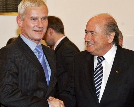 Michał Listkiewicz (z lewej)  prezesem PZPN będzie do 30. październiak, obokSepp Blatter. /AFP