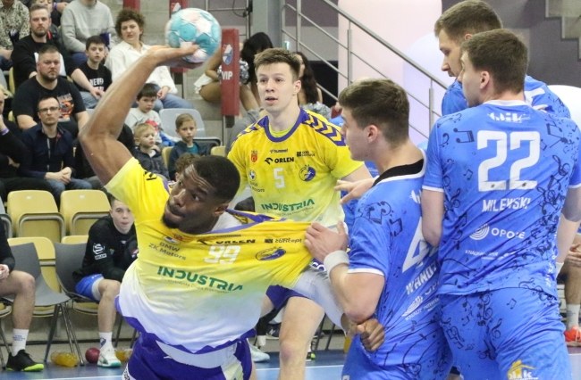 Michał Milewski (P) oraz Dylan Nahi (L) z Industrii Kielce /Krzysztof Świderski