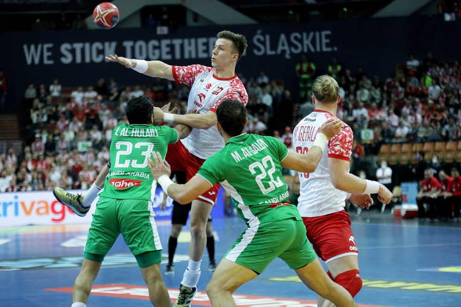 Michał Olejniczak, a także Mahdi Al-Salem i Abdulah Al-Hulaili w czasie meczu MŚ w Spodku /Zbigniew Meissner /PAP/EPA