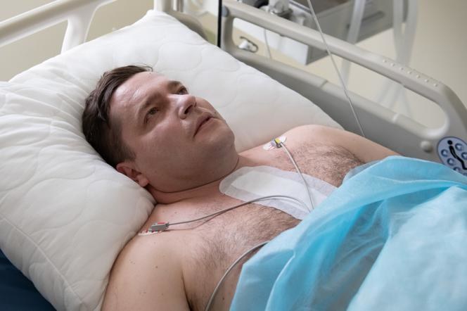 (Michał Robert Kudelski) w "Na Wspólnej" wylądował w szpitalu. To otrzeźwiło go i zachęciło do odchudzania! /TVN