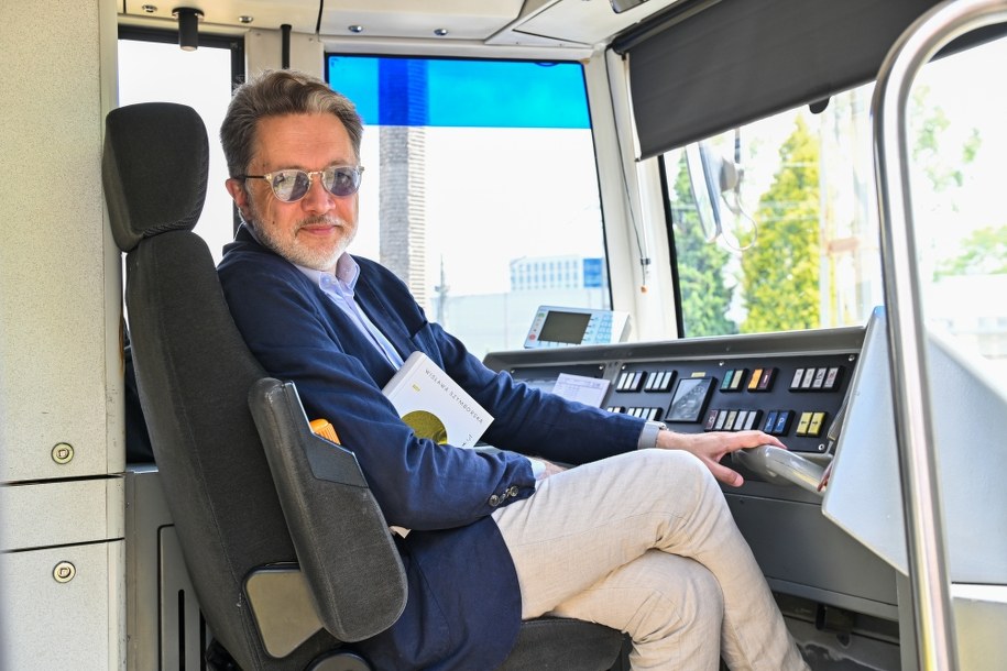 Michał Rusinek w tramwaju udekorowanym z okazji Roku Wisławy Szymborskiej /Art Service /PAP