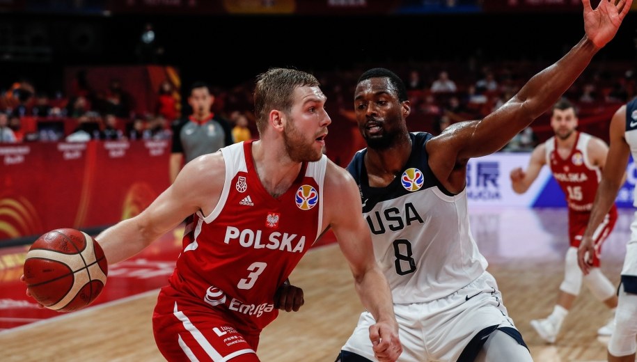 Michał Sokołowski i Harrison Barnes /ROMAN PILIPEY /PAP/EPA