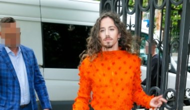 Michał Szpak w damskiej (?) stylizacji na konferencji 