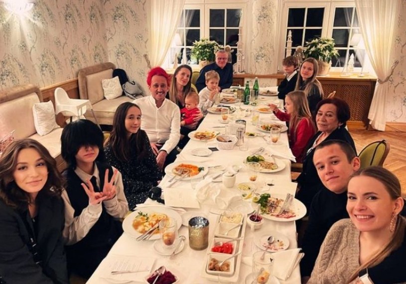 Michał Wiśniewski z dziećmi przy wigilijnym stole fot. Instagram (instagram.com/m_wisniewski1972) /Instagram