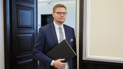 Michał Woś ma dziś opuścić szpital. "Żona i córeczka też z wirusem"