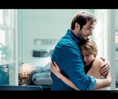  Michał Żurawski podkreśla w rozmowie z agencją Newseria Lifestyle, że scenariusz mocno go zafrapował i dlatego bez wahania zdecydował się na współpracę.

– W scenariuszu urzekła mnie taka prawdopodobna nieprawdopodobność tej historii. W życiu często zdarzają się historie, które, gdyby przenieść je 1:1 na ekran, wydawałyby się niewiarygodne, prostackie i głupio wymyślone. Ta historia chyba do takich należy, a przynajmniej postać, którą ja mam do zagrania, należy do kręgu takich postaci, ponieważ on niesie ze sobą notorycznego pecha, co brzmi śmiesznie, ale każda kobieta, która się z nim styka, kończy źle. I to nie są żarty, dlatego jest i śmiesznie, i strasznie w tym scenariuszu – mówi Michał Żurawski.