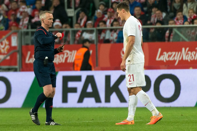 Michał Żyro ogląda czerwoną kartkę podczas meczu ze Szwajcarią /Maciej Kulczyński /PAP