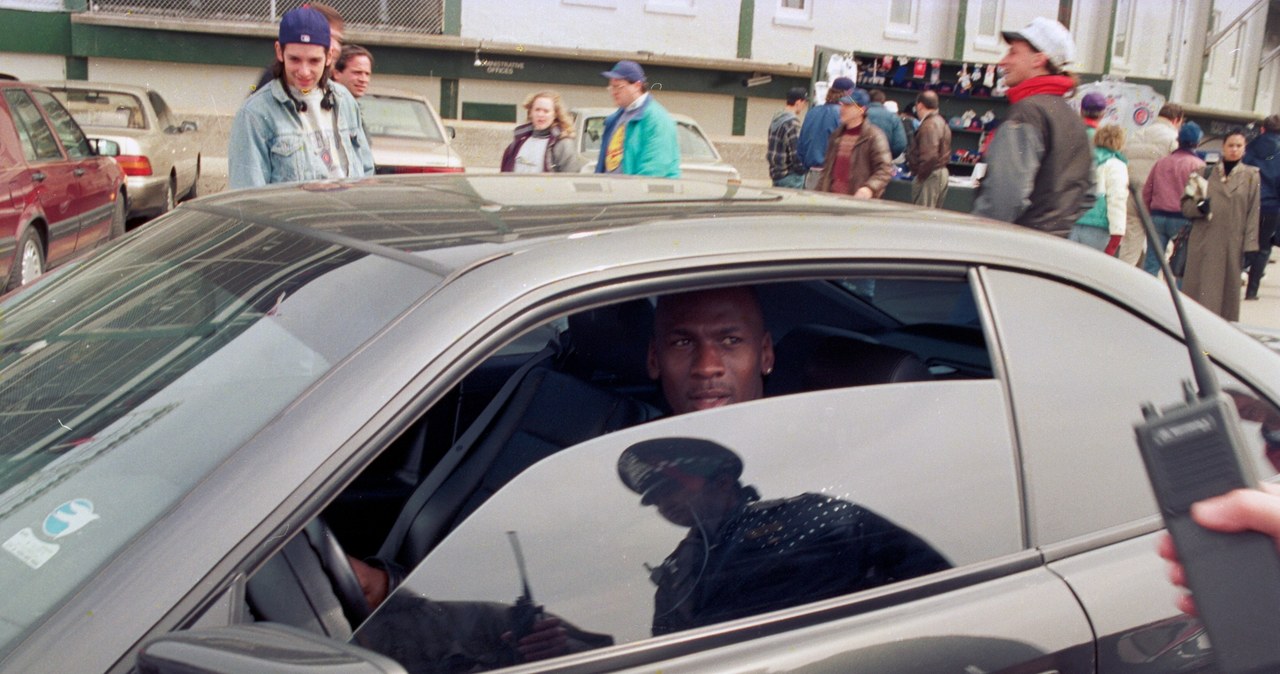 Micheal Jordan od zawsze był pasjonatem motoryzacji. Na zdjęciu w BMW serii 8 w 1993 roku /Getty Images