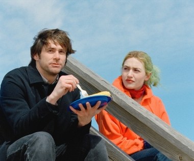 Michel Gondry i Pierre Bismuth wpadli na pomysł filmu pod koniec lat dziewięćdziesiątych. Wszystko zaczęło się o anegdoty o nieudanym związku znajomej jednego z nich – gdy dziewczyna została zapytana, czy zgodziłaby się na usunięcie dawnego partnera ze swojej pamięci, bez wahania odpowiedziała "tak". Bismuth planował także wysłać do kilku osób kartki z informacją, że dawna druga połówka wykasowała wspomnienia o nich. Pomysłu nigdy nie zrealizował. 

Na zdjęciu: Jim Carrey i Kate Winslet w filmie "Zakochany bez pamięci"