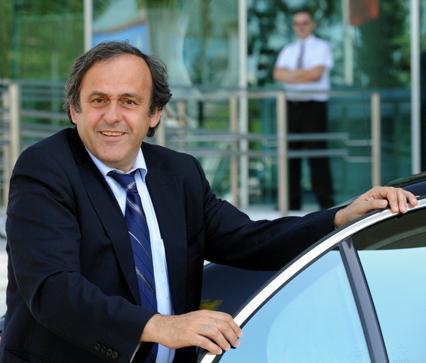 Wielki entuzjazm Michała Listkiewicza Michel Platini zalicza się do grona zachwyconych poziomem organizacji mistrzostw /Janek Skarżyński /AFP