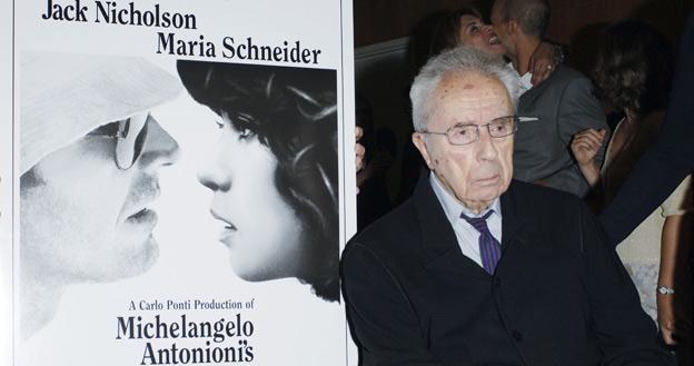 Michelangelo Antonioni przy plakacie swego filmu "Zawód: reporter", fot. Stephen Shugerman /Getty Images/Flash Press Media