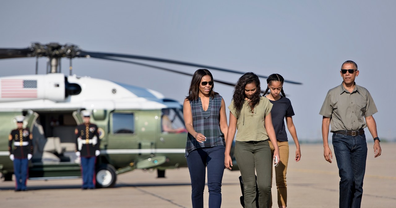 Michelle i Barack Obama z córkami /AFP