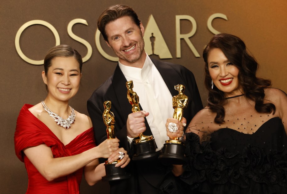 Michelle L.M. Wong, Chris Appelhans i  Maggie Kang - twórcy filmu animowanego "K-popowe łowczynie demonów" /	JILL CONNELLY /PAP/EPA