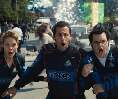 Michelle Monaghan, Adam Sandler i Josh Gad w scenie z filmu "Piksele"