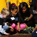 Michelle Obama sadzi warzywa