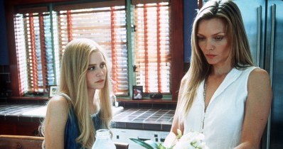 Michelle Pfeiffer w filmie - "Biały Oleander" /arch. AFP