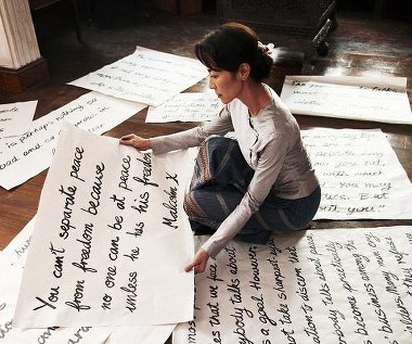 Michelle Yeoh w scenie z filmu "Lady"