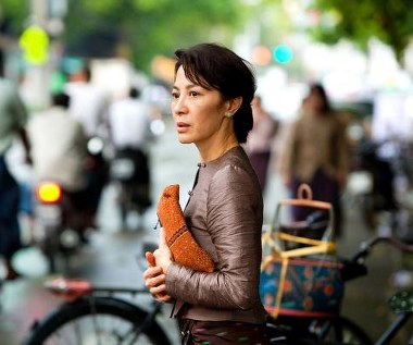 Michelle Yeoh w scenie z filmu "Lady"