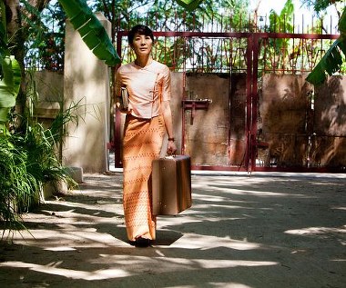 Michelle Yeoh w scenie z filmu "Lady"