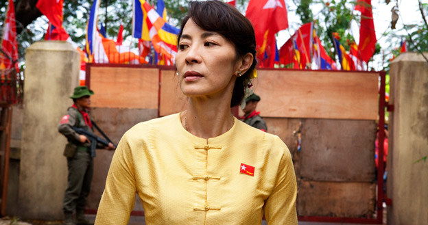 Michelle Yeoh w scenie z filmu "The Lady" /materiały prasowe