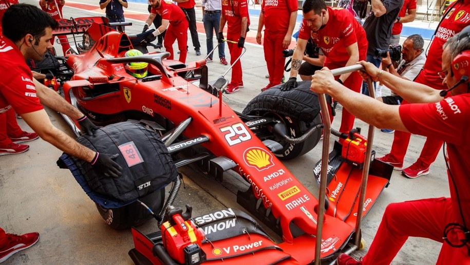 Mick Schumacher podczas testów w Bahrajnie /VALDRIN XHEMAJ    /PAP/EPA