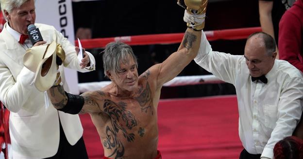 Mickey Rourke cieszył się ze zwycięstwa już w drugiej rundzie /AFP