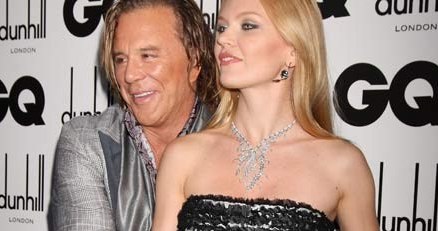 Mickey Rourke na gali wręczenia nagród magazynu "GQ" z partnerką, 8 września 2009 /Getty Images/Flash Press Media